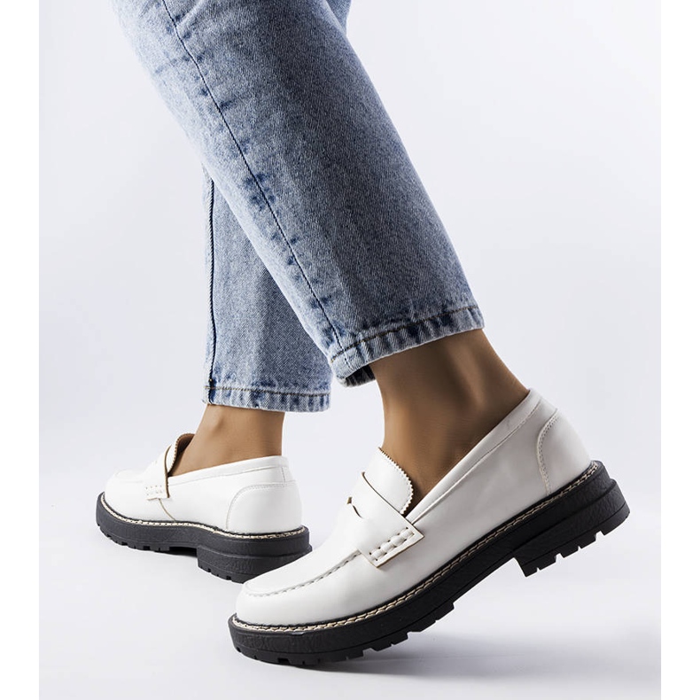 Vita brogues med innersula i läder från Biddie 1