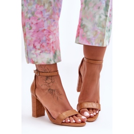 Sandaler På En Stång Orm Mönster Brun Hacia 1