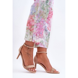 Klassiska mocka sandaler på en beige tossa hög klack 1