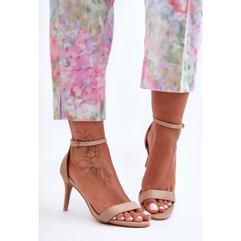 Klassiska mocka sandaler på en beige tossa hög klack 2