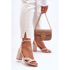 Läder klassiska sandaler på beige Zipola häl 1