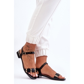 Damsandaler med en dekorativ rem Platt Svart Adissa 1