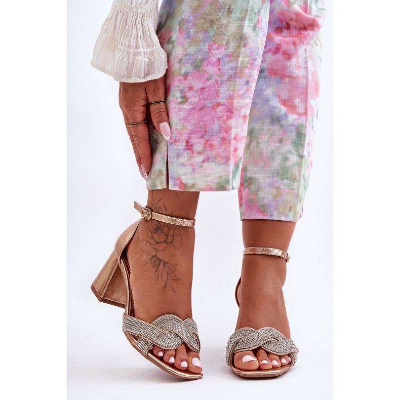 Lågklackade sandaler med strass roséguld Monra gyllene 2