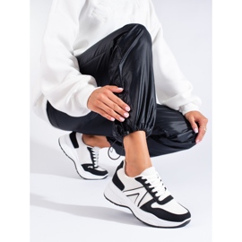 Beige och vita sportskor för dam från Shelovet svart 1