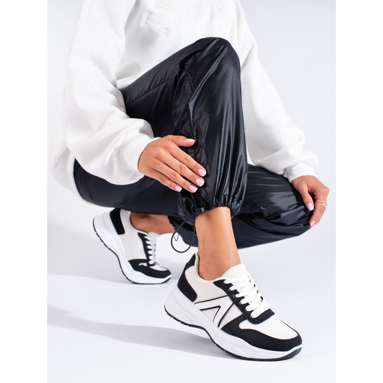 Beige och vita sportskor för dam från Shelovet svart 1