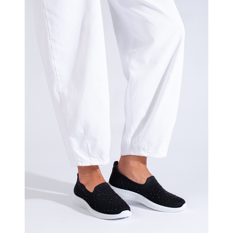 Svarta slip-on skor i tyg med nitar från Shelovet 2