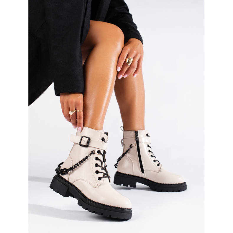 Beigelackerade arbetare med Shelovet-kedja 1