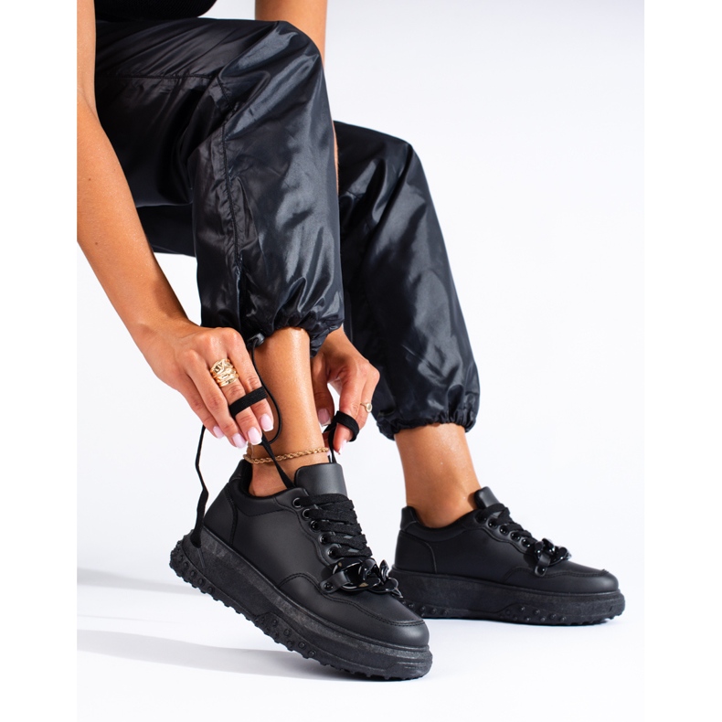 Svarta sneakers för kvinnor med en Shelovet-kedja 1