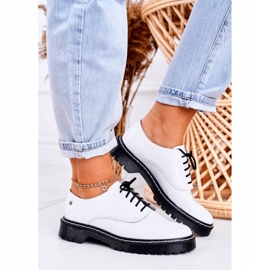 Kvinnors läderskor Oxford Maciejka White lackerade 04087-11 vit 1