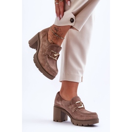 Lemar Mörkbeige Harmell eleganta skor på en pelare med en gyllene prydnad 1