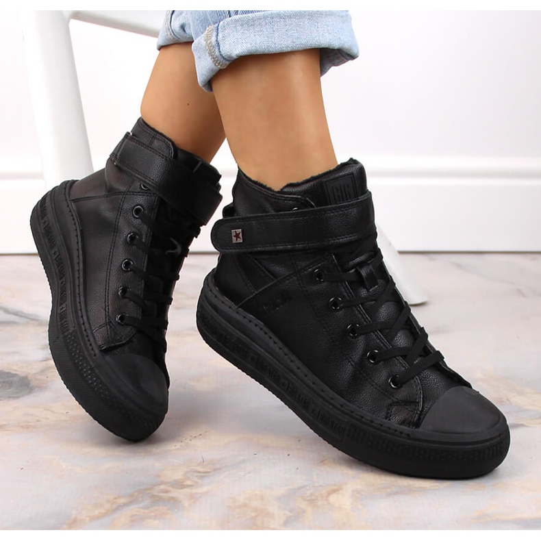 Isolerade sneakers med snören och kardborresvarta Big Star MM274008 1