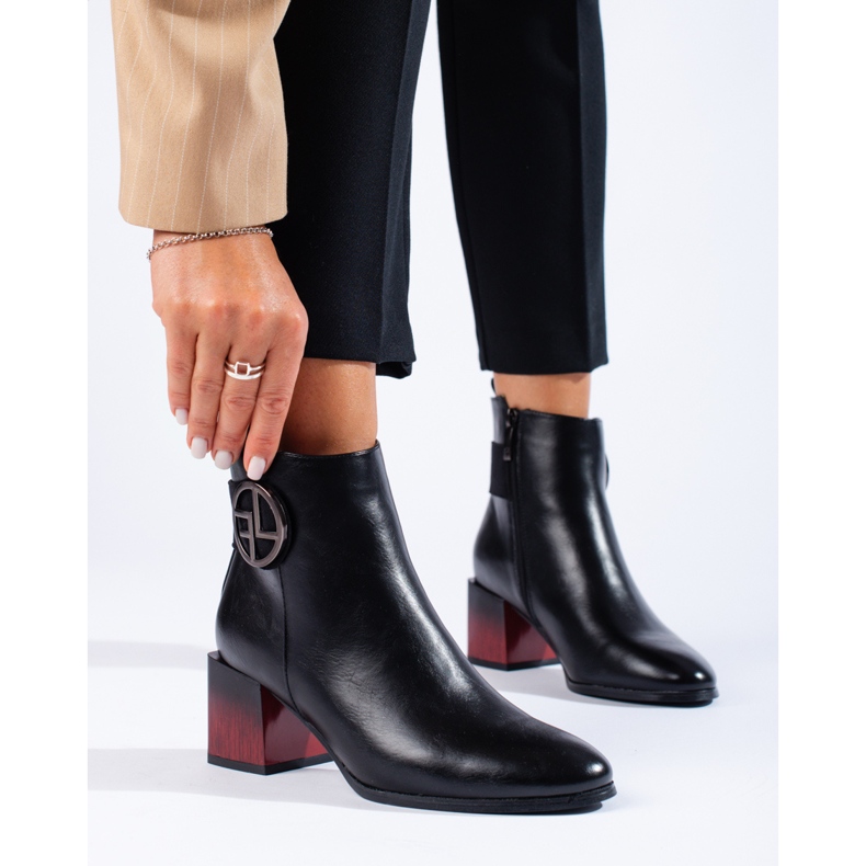 W. Potocki Svarta damstövlar på Potocki-stolpen 1