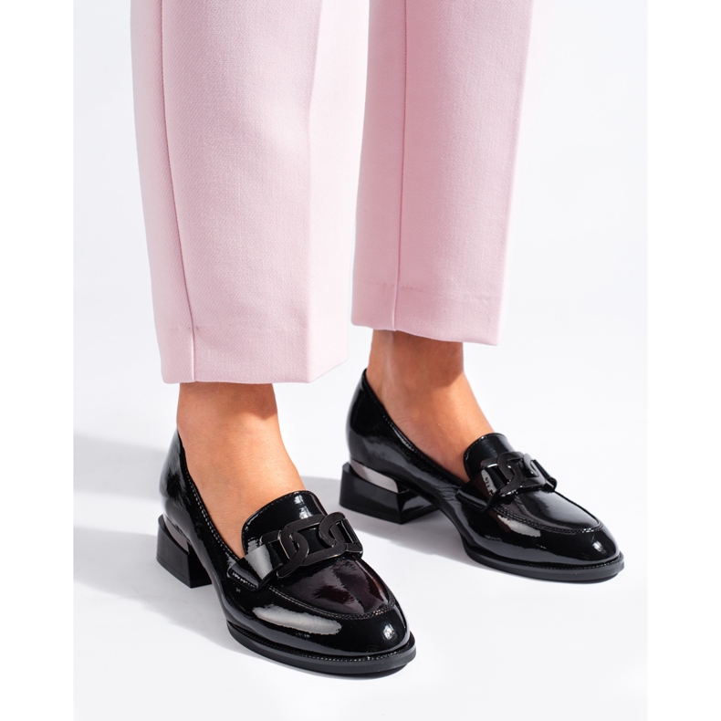 Svartlackerade damskor med Vinceza-spänne 1