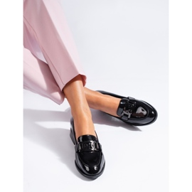 Svartlackerade damskor med Vinceza-spänne 2