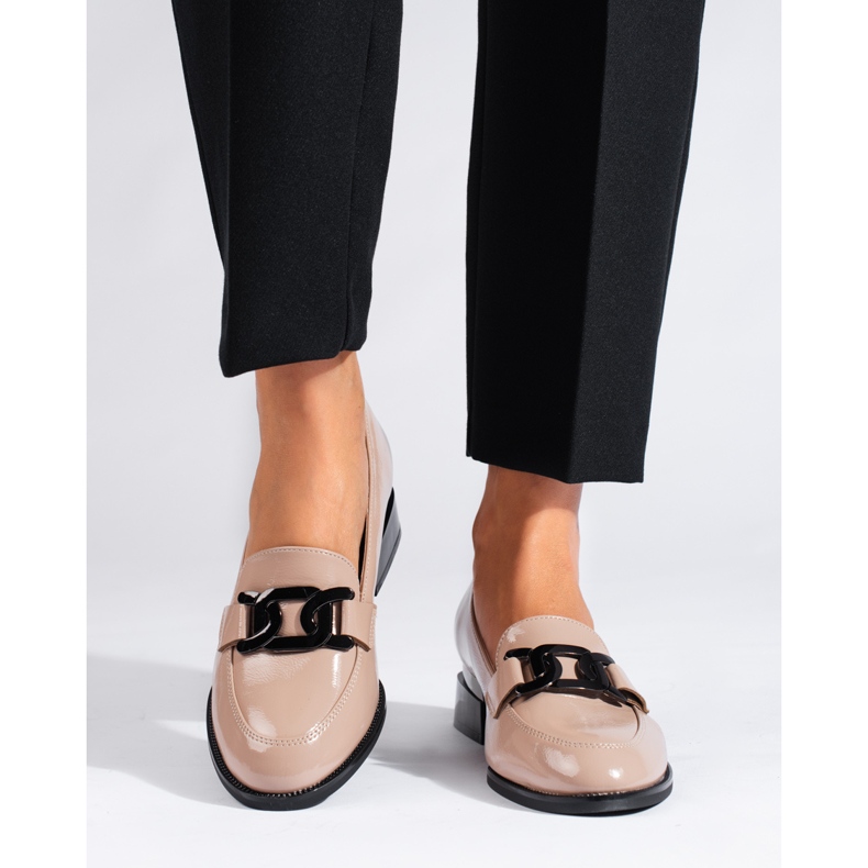 Beigelackade damskor med Vinceza-spänne 1