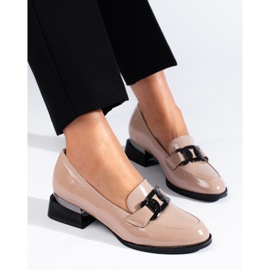 Beigelackade damskor med Vinceza-spänne 2