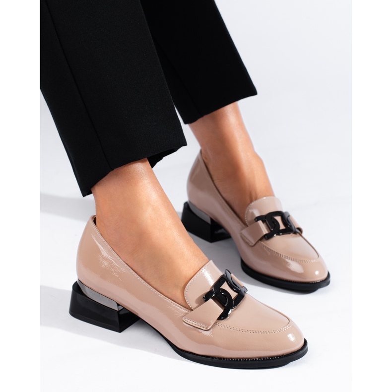 Beigelackade damskor med Vinceza-spänne 2