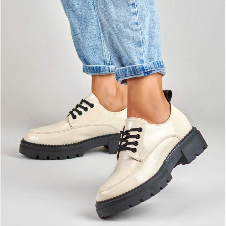 La.Fi Beigelackade snörskor 1