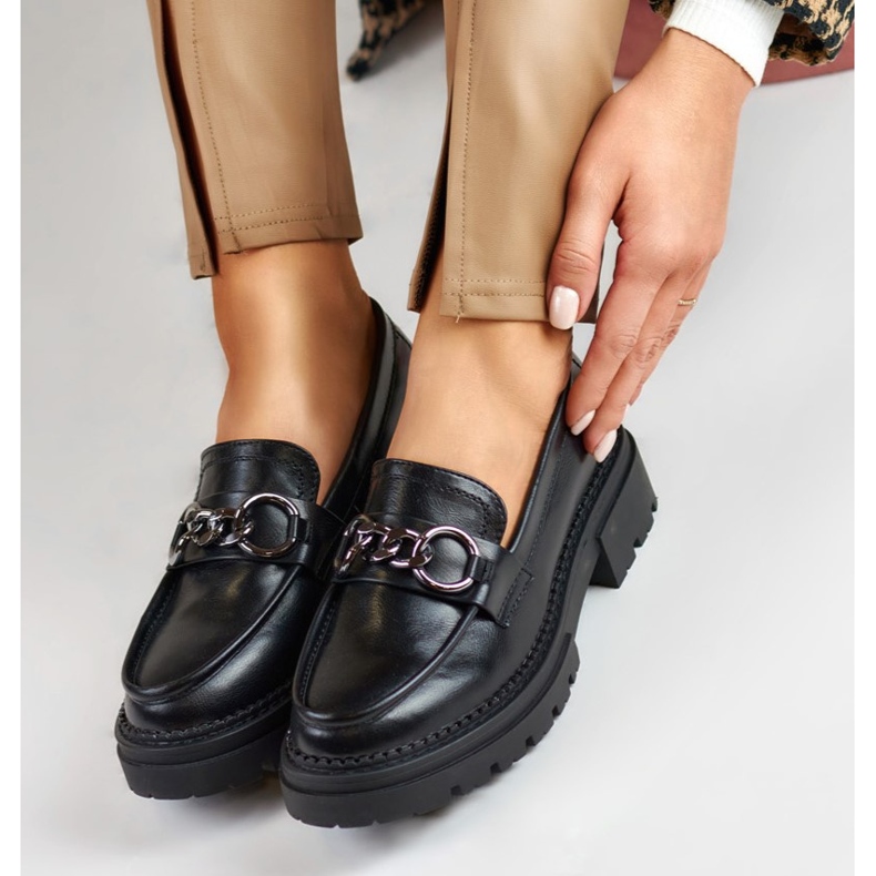 La.Fi Svarta mockasiner på en plattform av eko-läder 1