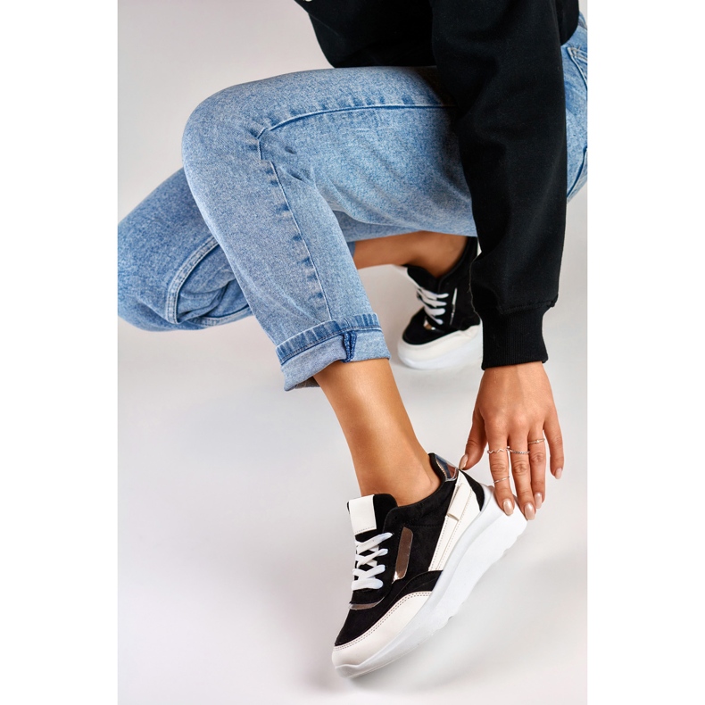 Svarta sportskor med vit sula 1