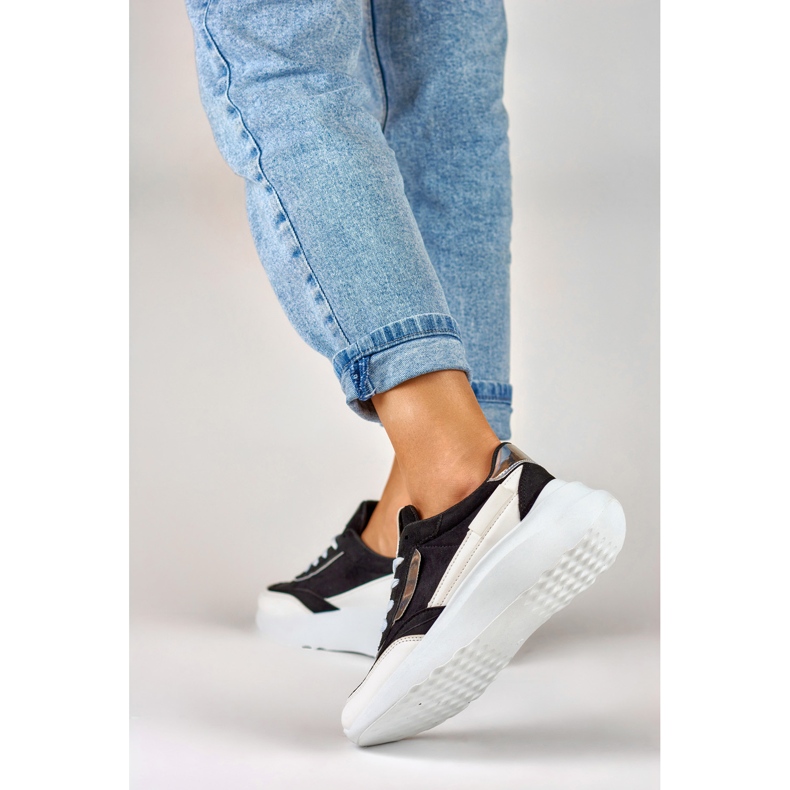 Svarta sportskor med vit sula 2