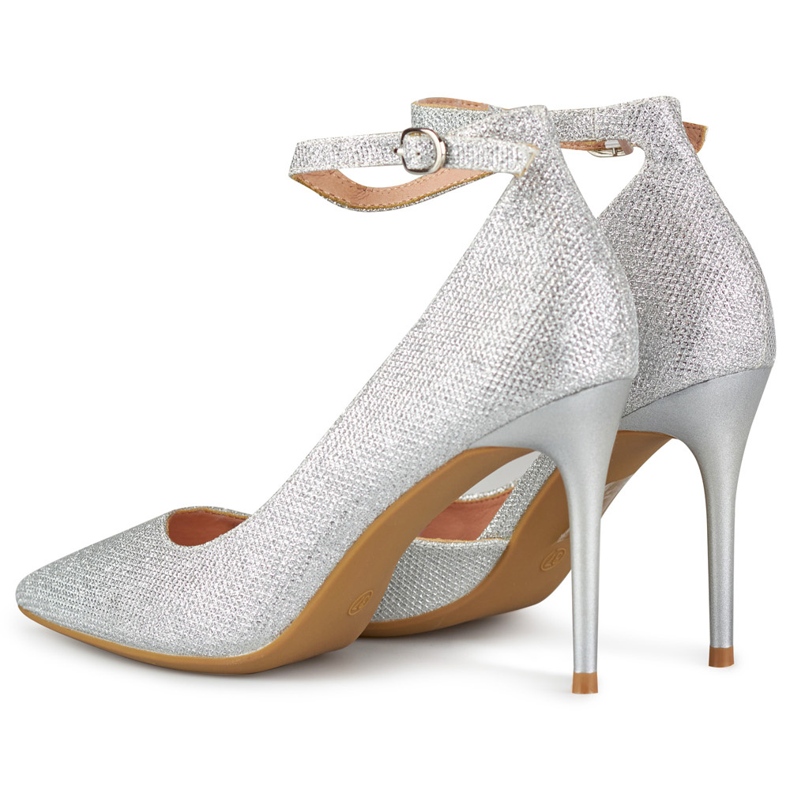 Glänsande silvernålar fästa vid ankeln 1