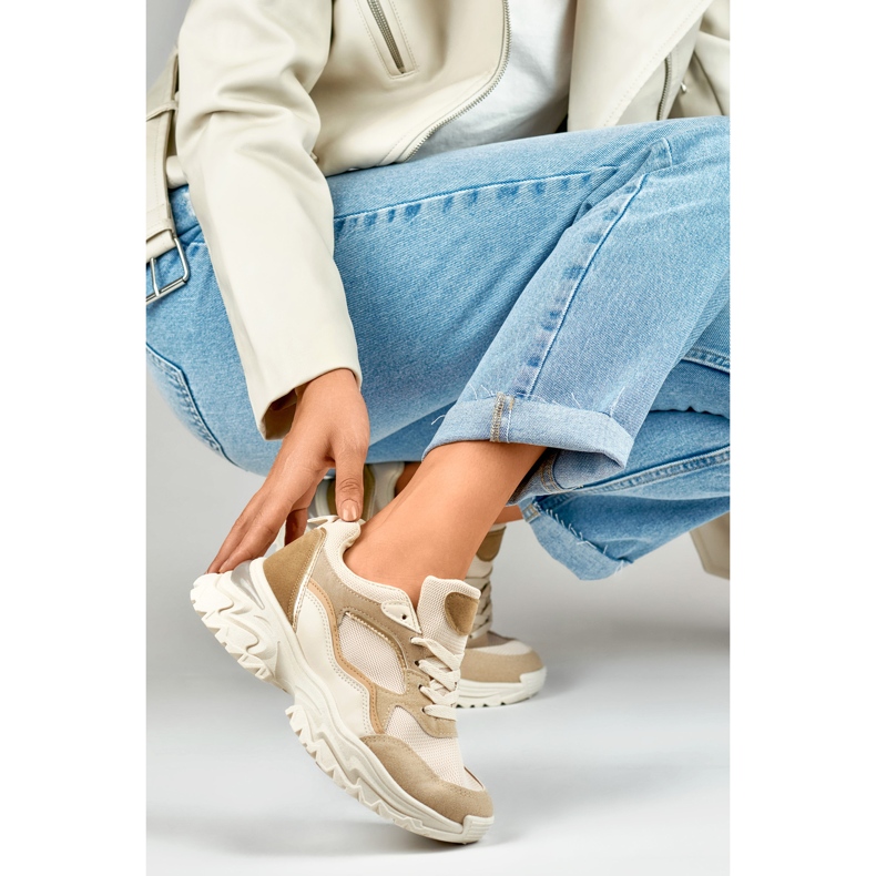 Beige sneakers för kvinnor på vit sula 1