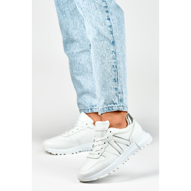 Vita damsneakers med silverkant 2