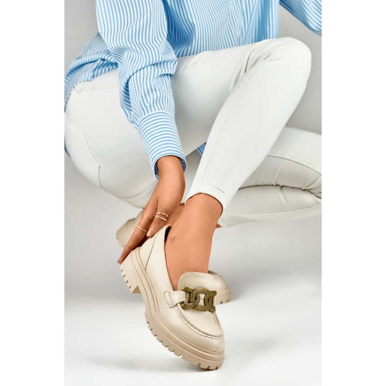 Beige loafers med guldspänne 1