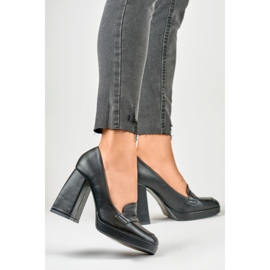 Moderiktiga loafers på en hög bred stolpe svart 2