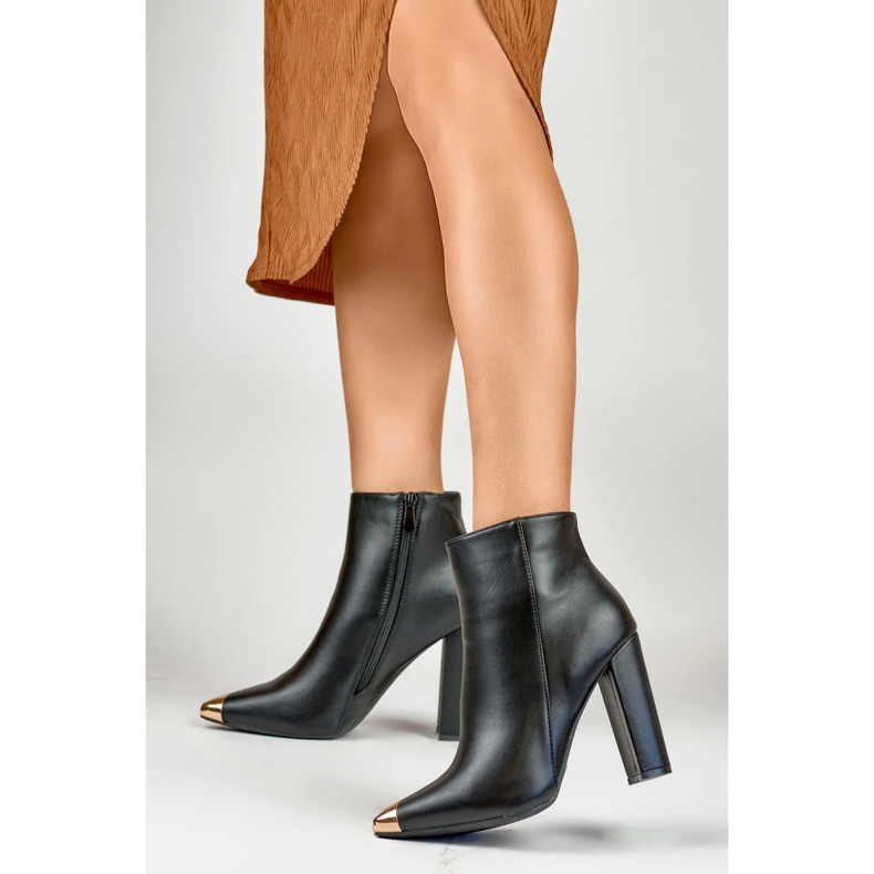 Svarta damskor med dekorativ spik 2