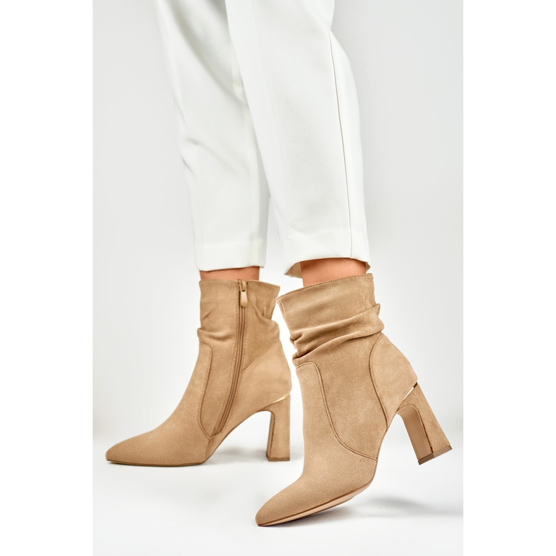 Beige damstövlar på en dekorerad stolpe 2