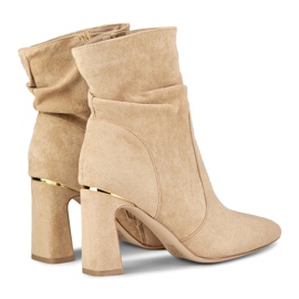 Beige damstövlar på en dekorerad stolpe 1