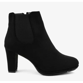 Svarta fotkängor på F156-2 stolpen 2