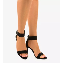 Svarta sandaler på en stilettklack tillverkad av eko-mocka 91761-3 2