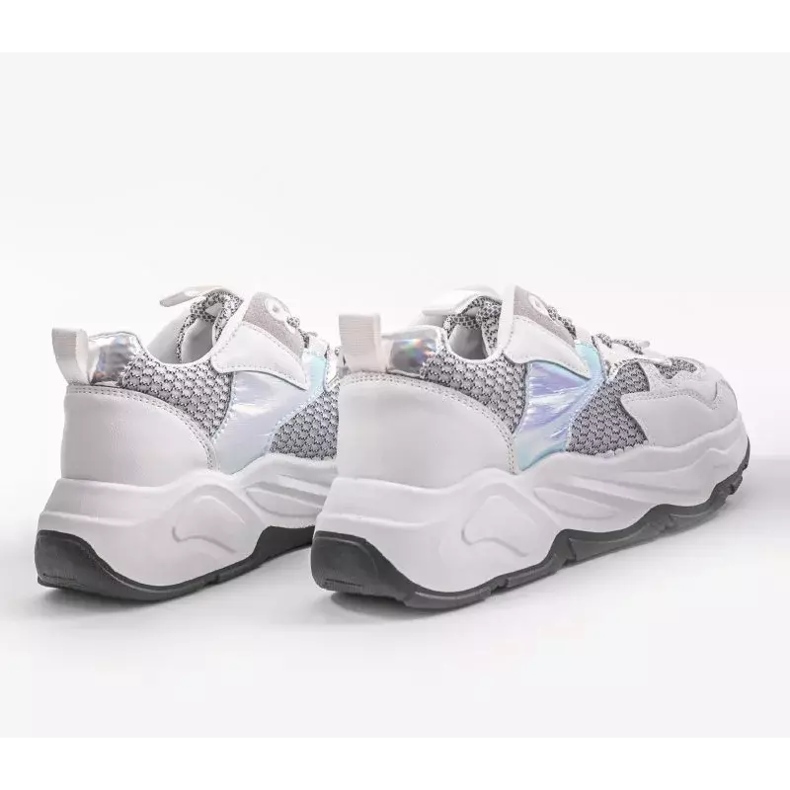 Vita sportskor med grå RAL-63 skär 2