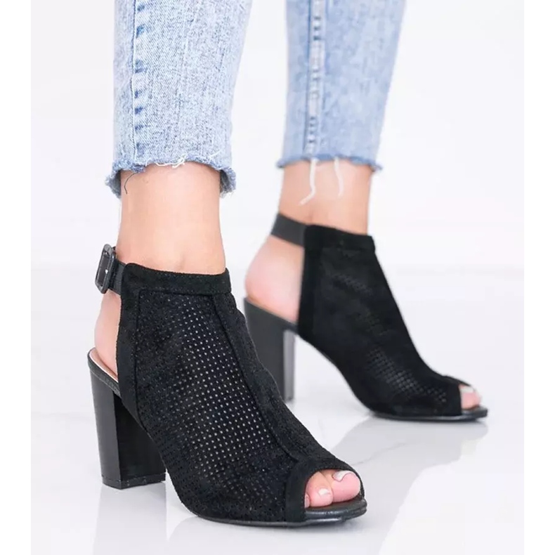 Svarta genombrutna sandaler på Veronika -stolpen 1