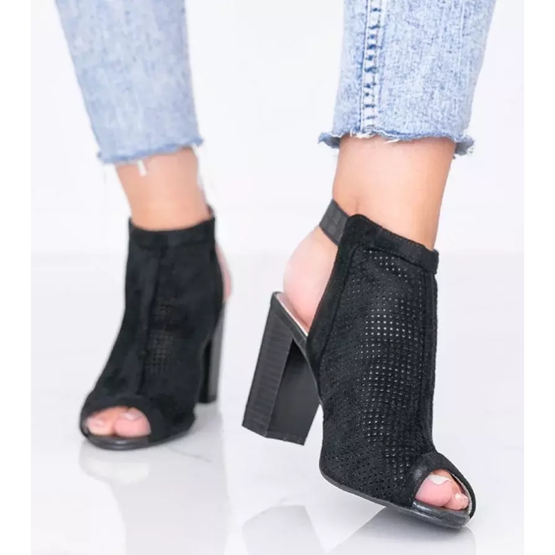 Svarta genombrutna sandaler på Veronika -stolpen 2