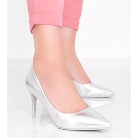 Silverpumpar på en Venicia -häl 1