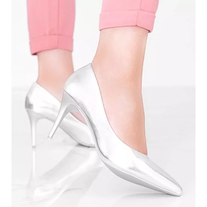 Silverpumpar på en Venicia -häl silver- 2