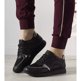 Svarta sportskor med öppet festivalmönster 1