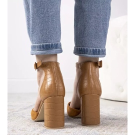 Kamel pumpar på posten som Natalie brun 2