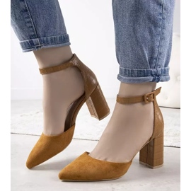 Kamel pumpar på posten som Natalie brun 1