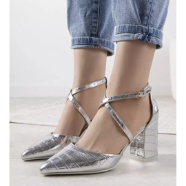 Silverpumpar på en Strutt -stolpe silver- 1