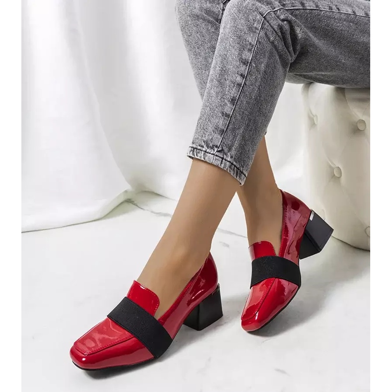 Rödlackade skor på stolpen av Tammy 2