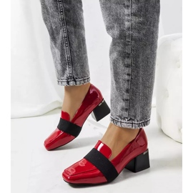 Rödlackade skor på stolpen av Tammy 1