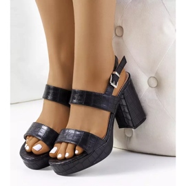 Svarta sandaler på Liv-stolpen 2