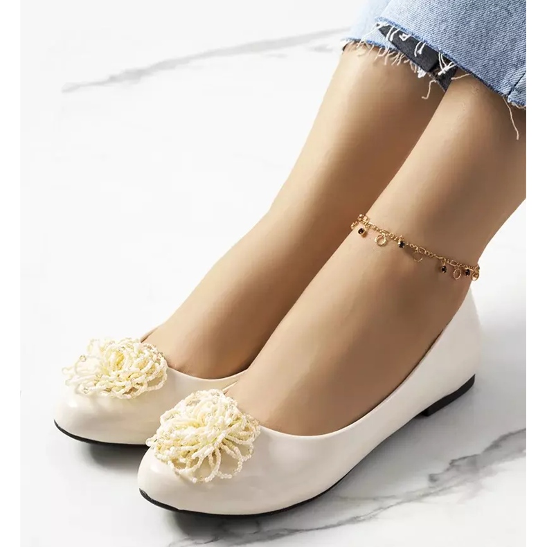 Beigelackade ballerinor från Parnela 1