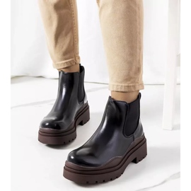 Svarta stövlar på en brun Gaffney-plattform 1