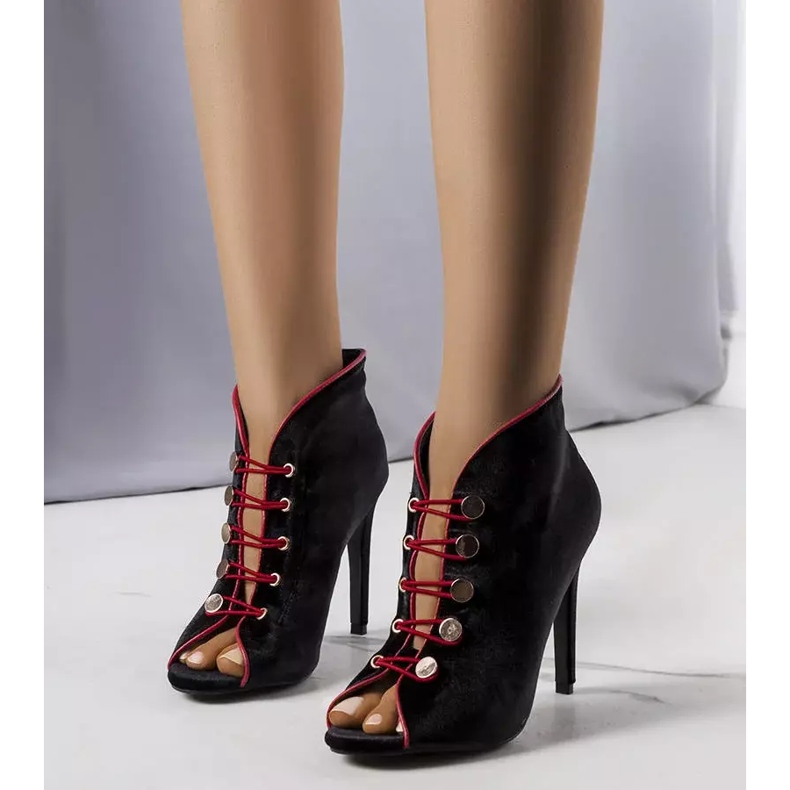 BM Svarta pumps med ovandel från Nilsi 1